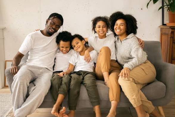 Une famille réunie dans un salon
