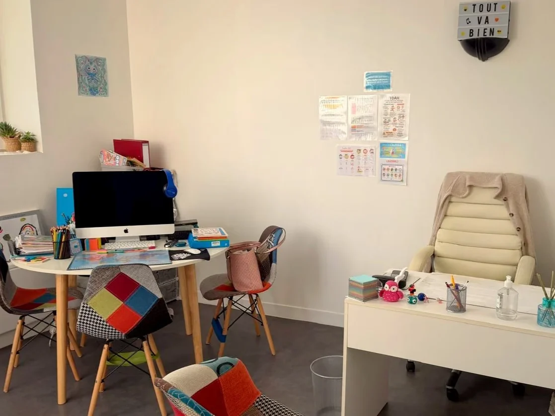 Boite lumineuse Tout va bien accrochee au mur du bureau