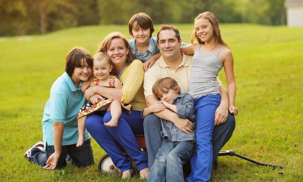 Une famille recomposée réunie à l’extérieur