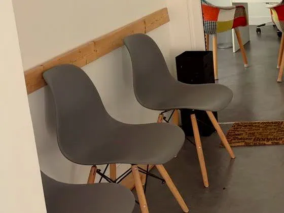 Chaises grises de la salle d attente le long de la lisse en bois