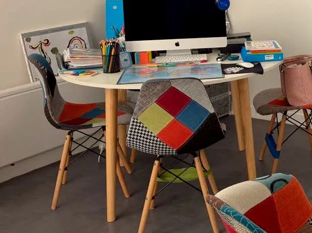 Table ronde et chaises depareillees colorees du bureau de consultation