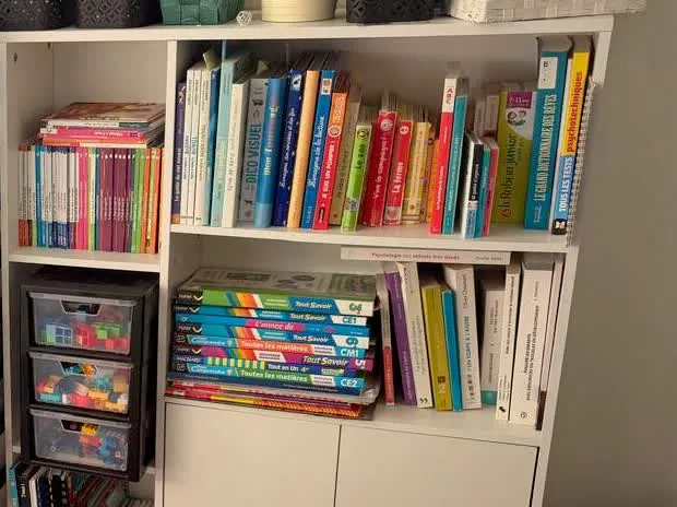 Etagere de livres et de cahiers jeunesse utilises en seance