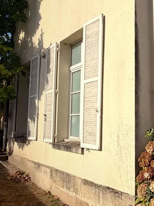 Fenetre a volets persiennes de la facade, dans la lumiere de fin de journee