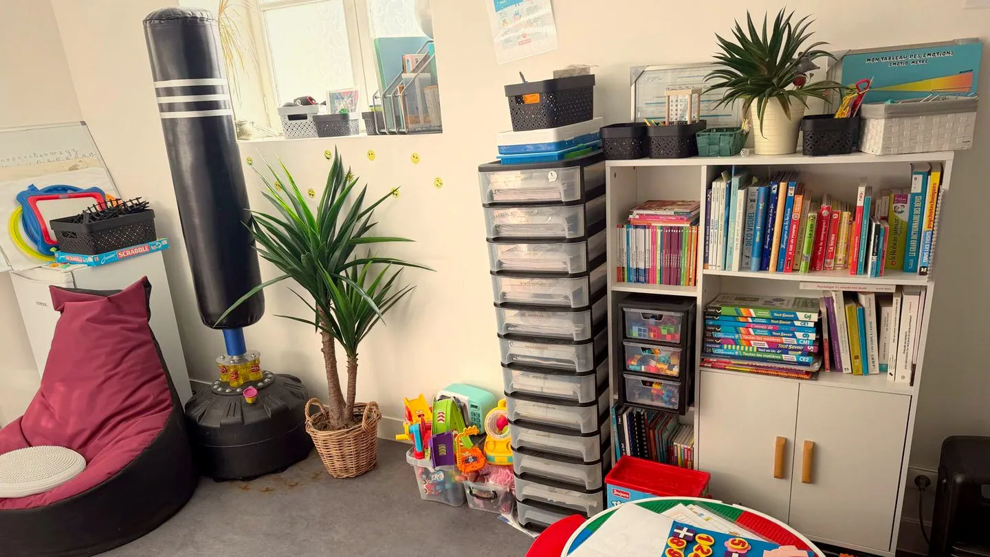 Le coin enfants du cabinet, avec sa bibliothèque et son matériel pédagogique